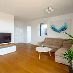 아파트 Luxury Penthouse Near Kasjuni Centre