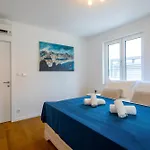 아파트 Luxury Penthouse Near Kasjuni Centre *
