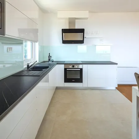 아파트 Luxury Penthouse Near Kasjuni Centre *