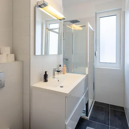 Luxury Penthouse Near Kasjuni Centre 아파트