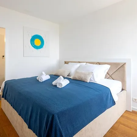 아파트 Luxury Penthouse Near Kasjuni Centre *