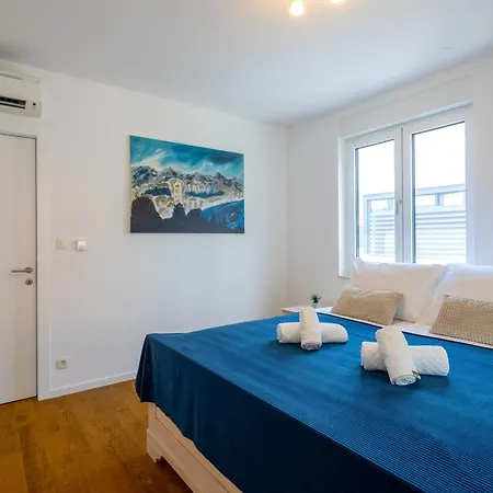 아파트 Luxury Penthouse Near Kasjuni Centre *