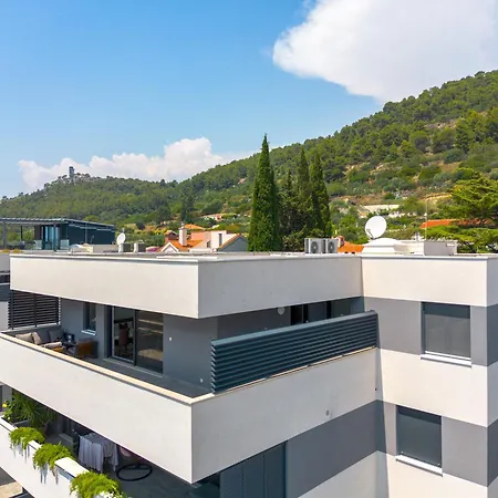 Luxury Penthouse Near Kasjuni Centre 아파트